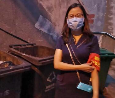 八里庄最美的风景，就是站在垃圾桶旁的你们