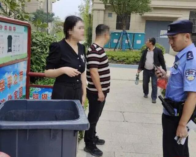 56000元现金被扔进垃圾桶 垃圾桶早被清理一空…